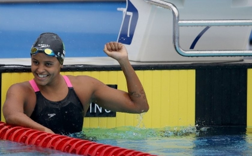 Etiene Medeiros conquista bronze nos 50m costas na Copa do Mundo em Tóquio