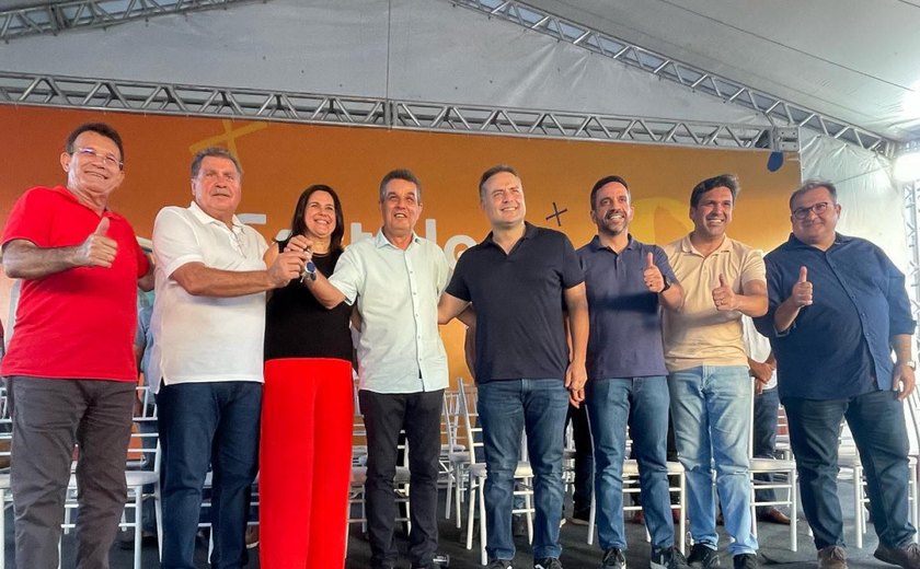 Prefeito de Branquinha recebe novos veículos e recursos do Governo do Estado