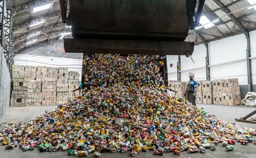 Incêndio de grandes proporções atinge empresa de reciclagem na Grande SP