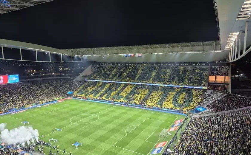 Torcida brasileira homenageia Ancelotti com mosaico por 66 anos