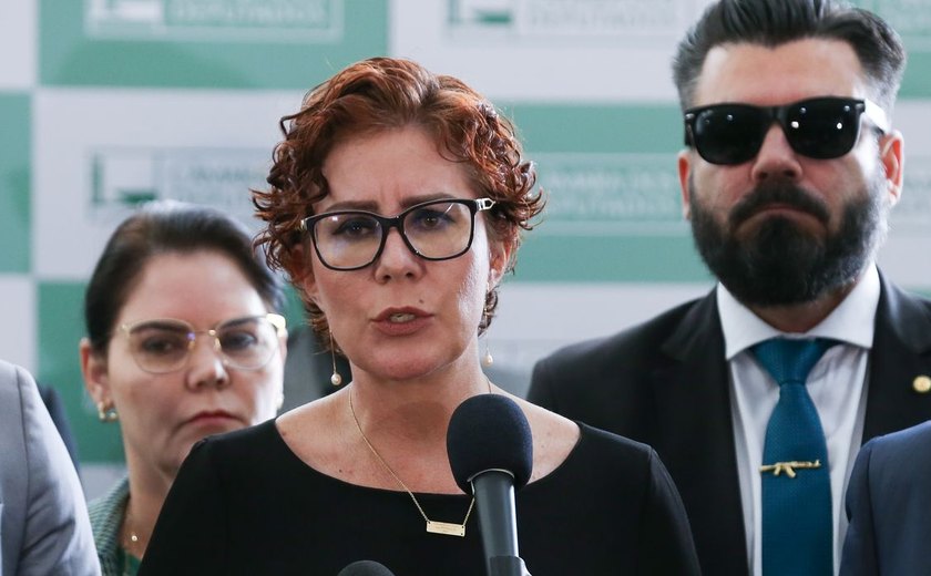 Moraes nega suspensão de processo contra Carla Zambelli