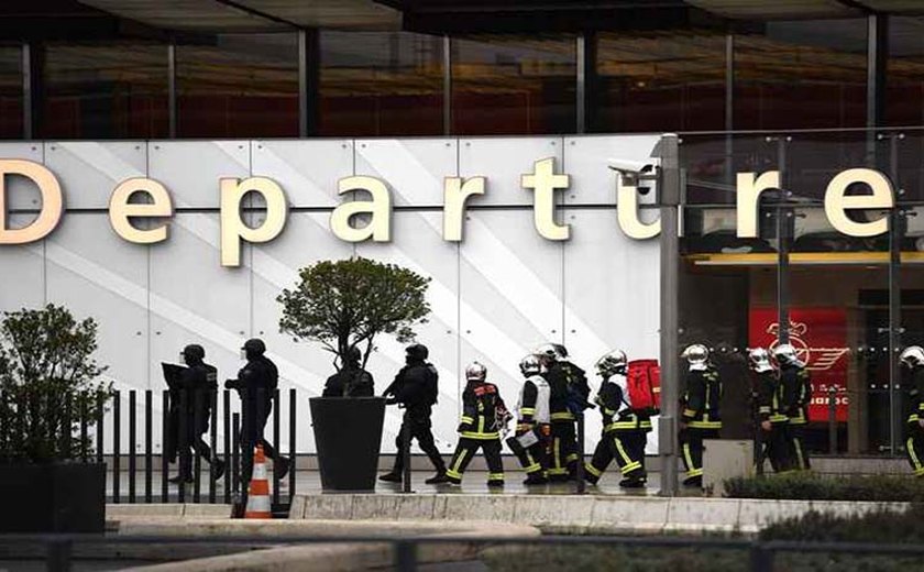 Homem é morto após tentar pegar arma de militar em aeroporto de Paris