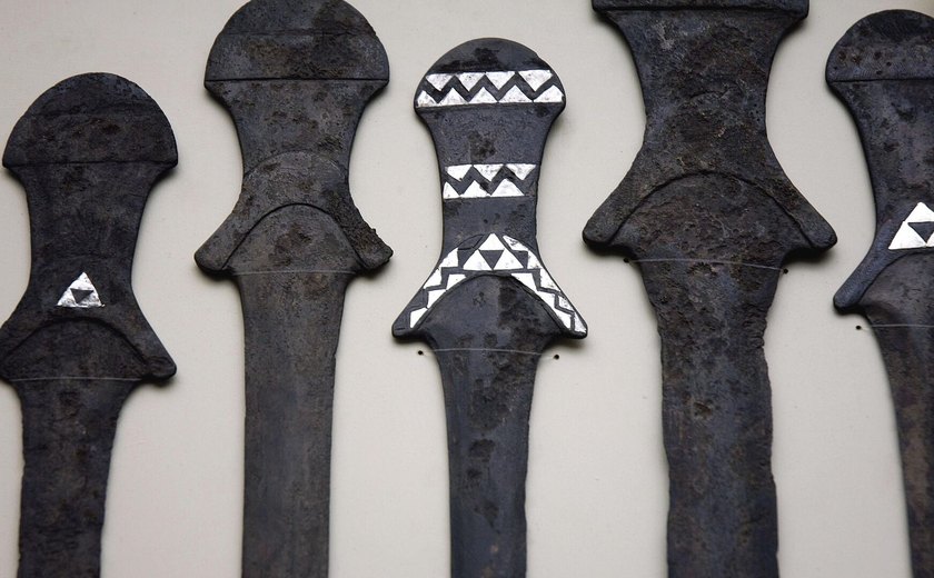 Arqueólogos encontram espadas mais antigas do mundo forjadas há 5.000 anos na Turquia (FOTOS)