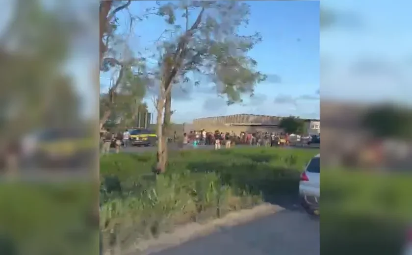 Manifestantes bloqueiam rodovia em Rio Largo em protesto pela morte de ciclista