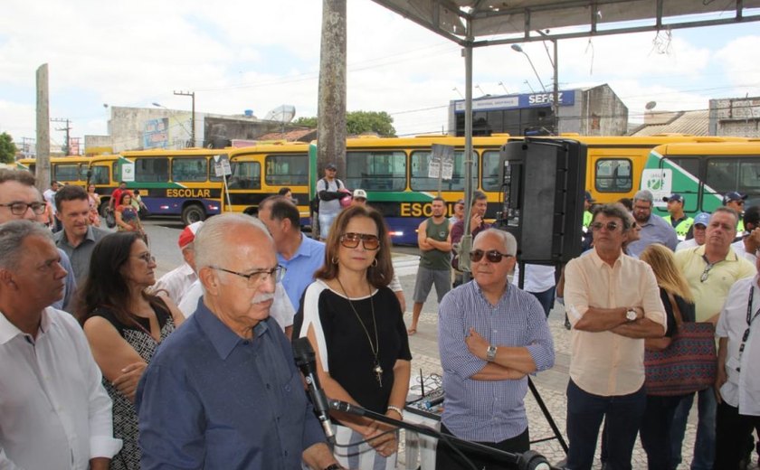 Prefeito apresenta nova frota de ônibus escolares