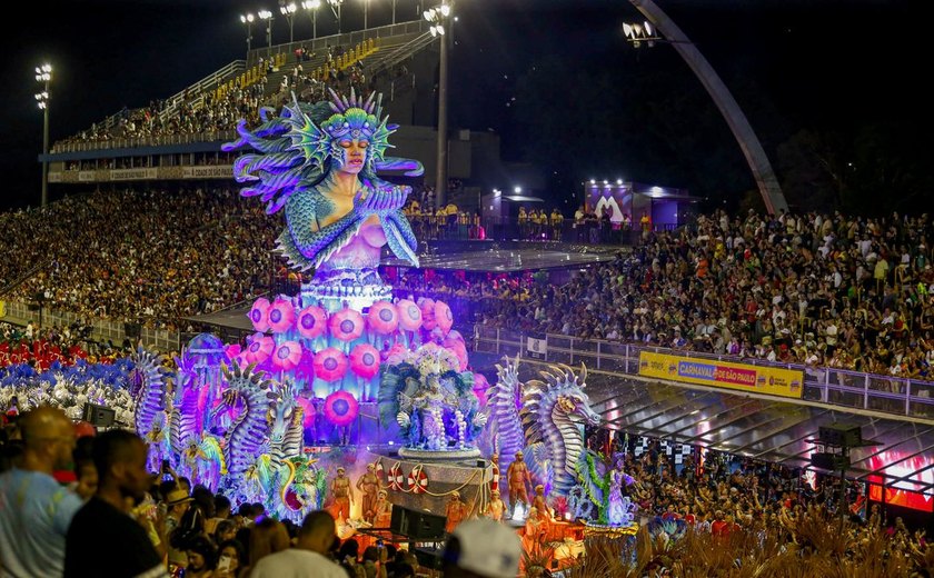 Sete escolas de samba abrem os desfiles no Sambódromo do Anhembi