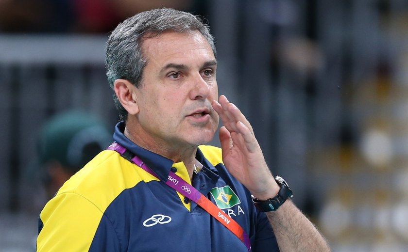 Zé Roberto pede pés no chão à seleção feminina de vôlei após vaga na semifinal contra os EUA