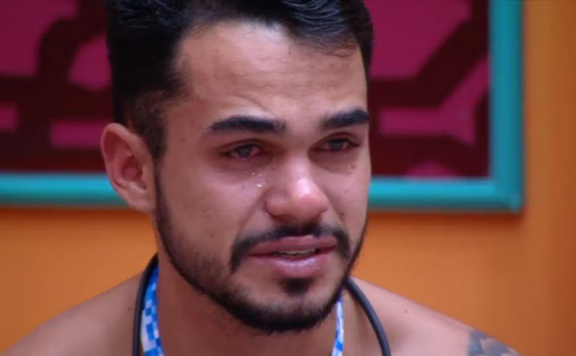 BBB 25: João Gabriel se preocupa com 'jeito' de sua mãe em vídeo e chora