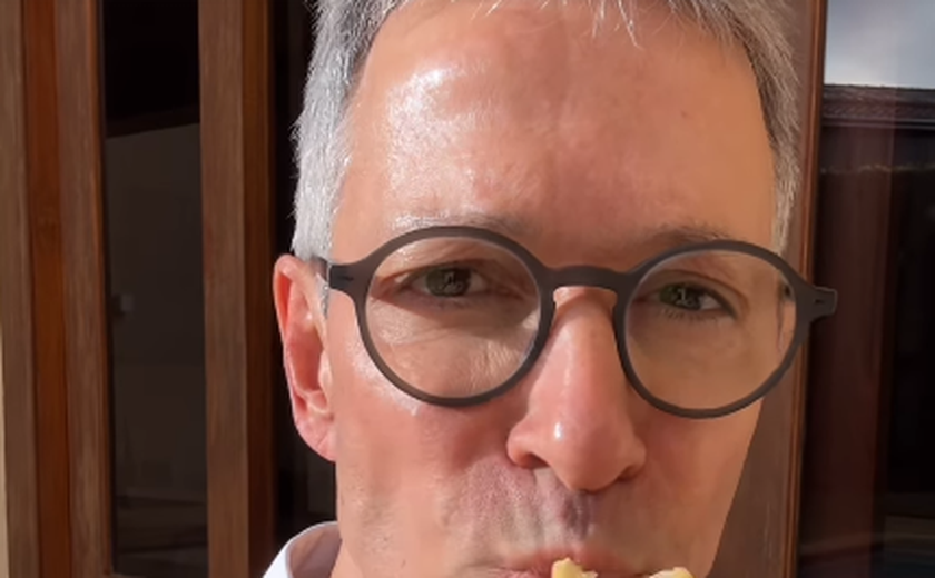 Romeu Zema publica vídeo comendo banana com casca e recomenda ideia para economizar