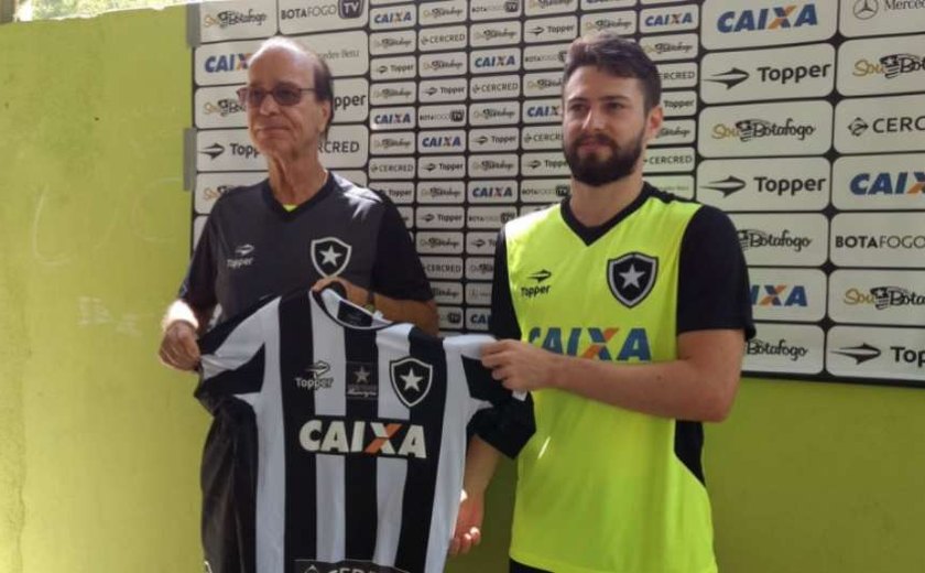 João Paulo é apresentado no Botafogo e garante fazer três funções no meio