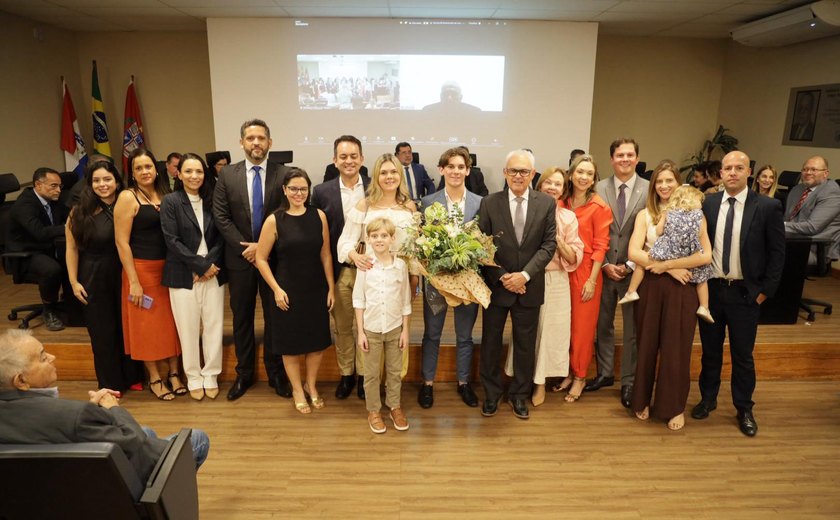 Procurador Marcus Méro é homenageado em sessão do Colégio de Procuradores; ele deixa o MPAL em função de sua aposentadoria