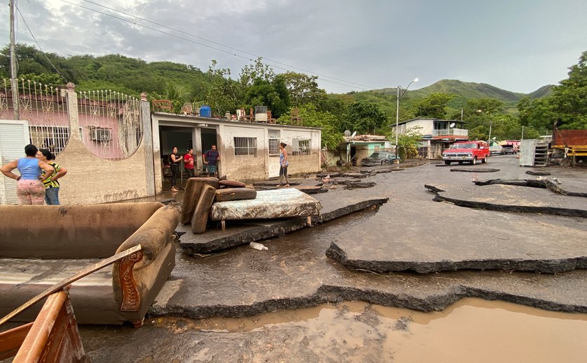 Furacão Beryl deixa centenas de milhares de casas sem luz na Jamaica
