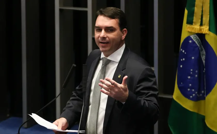 Flávio Bolsonaro sugere a Trump suspender tarifa e 'meter' sanção individual a perseguidores