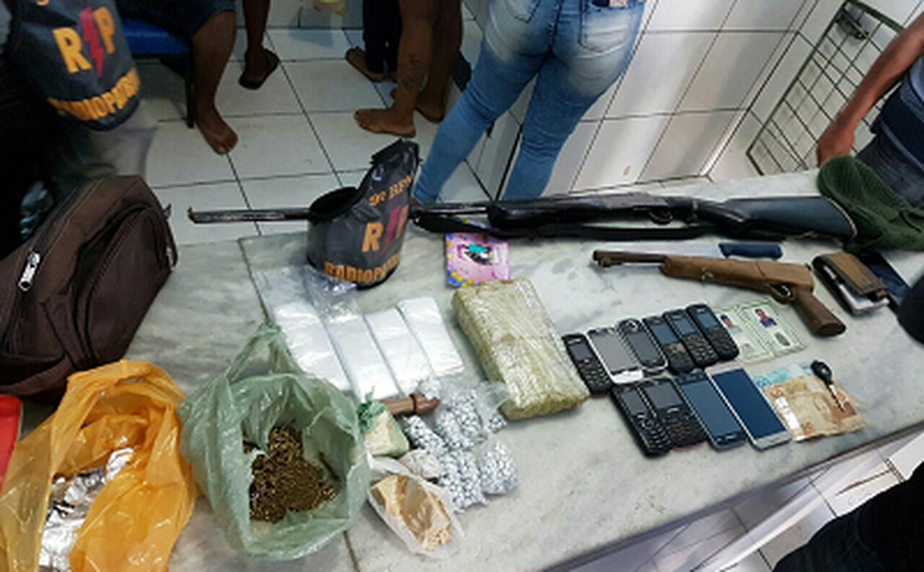 Operação resulta na apreensão de armas, drogas e na prisão de dez pessoas em Delmiro Gouveia