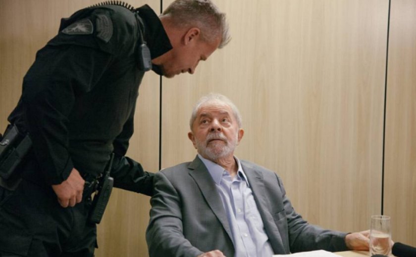 Livro de ex-carcereiro de Lula vai virar filme com roteirista de “Marighella” e diretor de “Bacurau”