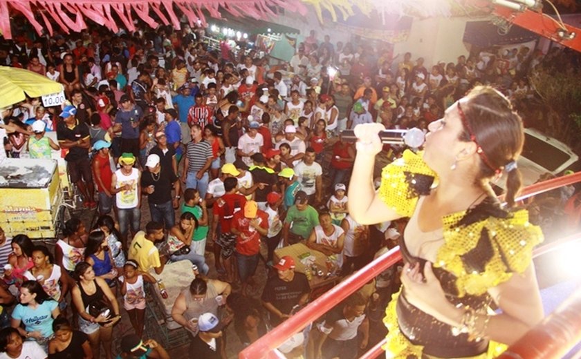 Os Tabaqueiros arrastam uma multidão nas ruas de Palmeira na ressaca do carnaval