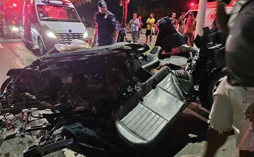Colisão de carro com coqueiro mata uma pessoa e deixa outra ferida no Pontal da Barra