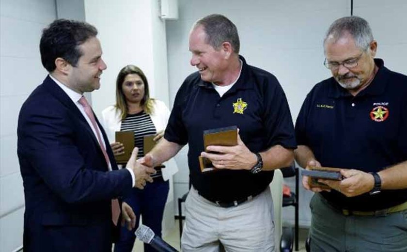 Governador Renan Filho recebe instrutores de segurança dos EUA e Holanda