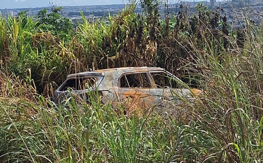 Dois corpos carbonizados são encontrados dentro de veículo na AL-405, entre Rio Largo e Maceió