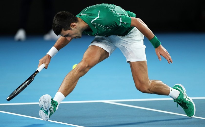 Djokovic perde set, mas vence na estreia na Austrália; Federer arrasa