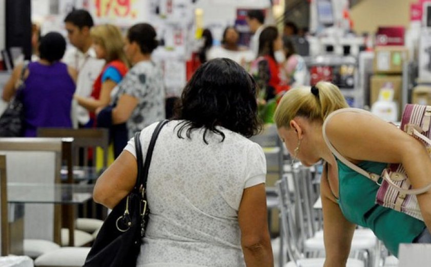 Índice de média móvel trimestral do varejo sobe 0,7% em abril, aponta IBGE