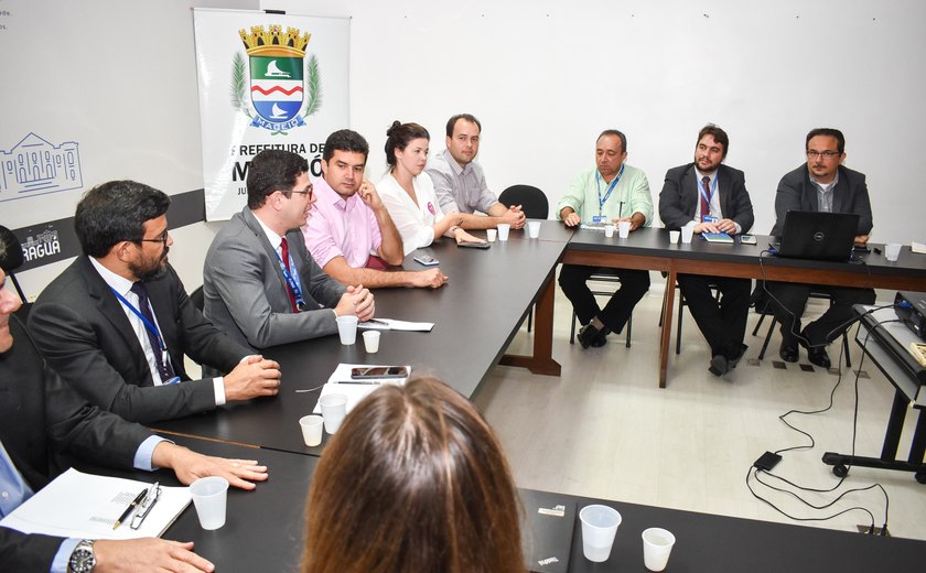 Prefeitura e Caixa discutem andamento de projetos em Maceió