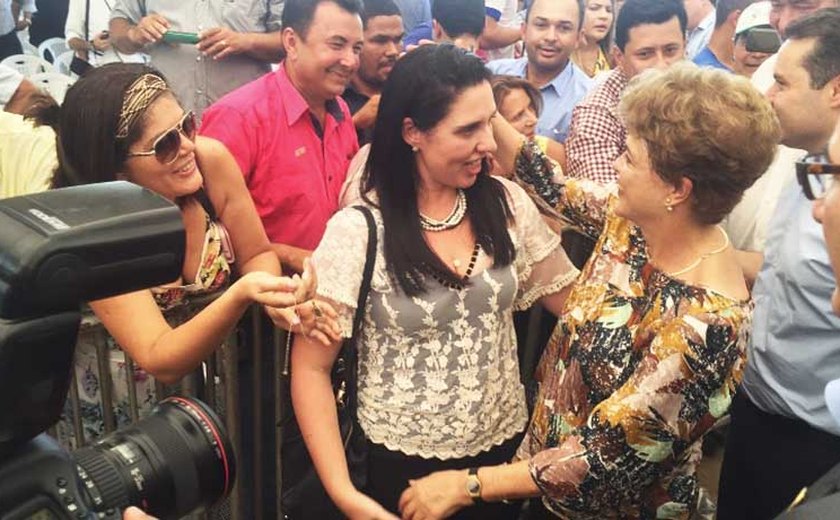 Prefeita Pauline Pereira entregou a presidente Dilma Rousseff demandas sobre obras em Campo Alegre