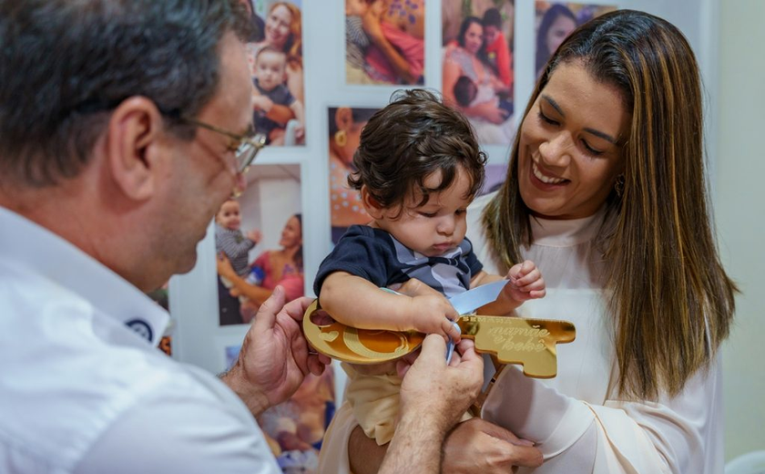 Pequeno herói: Luciano Barbosa entrega chave da cidade a bebê prefeito de 2025