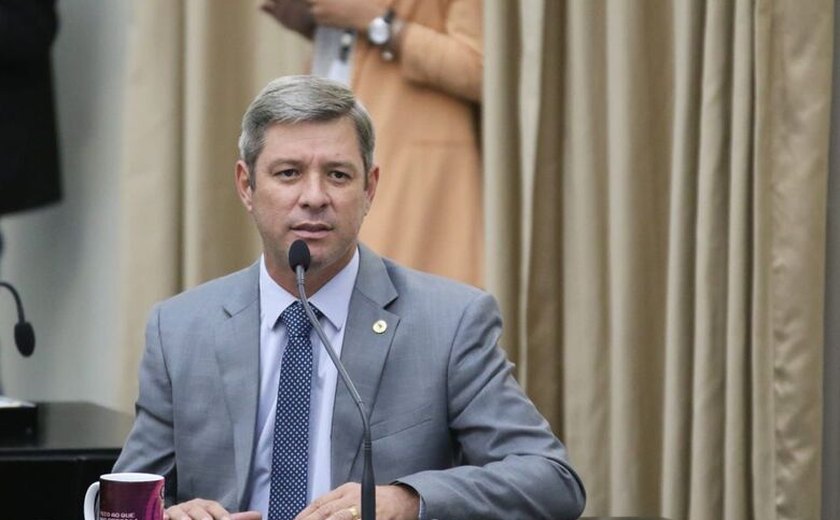 Cabo Bebeto critica entrega de obras inacabadas