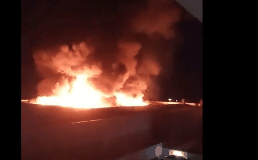 Grande incêndio atinge loja em bairro alagado de Porto Alegre