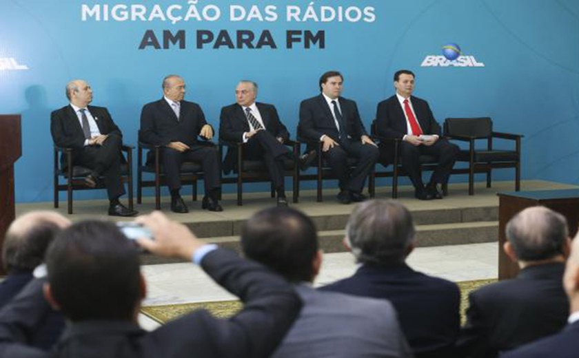 Temer pede que rádios o ajudem a impedir que o Brasil naufrague