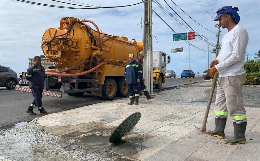 Operação Línguas Sujas flagra transbordo de esgoto da BRK em galeria de águas pluviais na Jatiúca