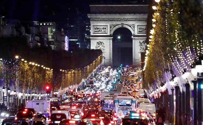 Paris inaugura iluminação natalina da avenida Champs-Elysées