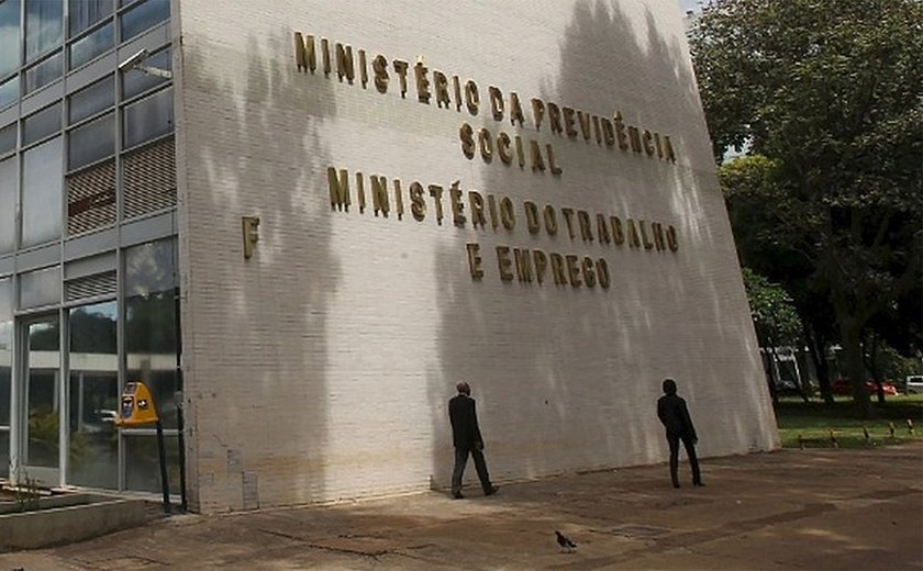 Crédito do trabalhador atinge R$ 8 bi em empréstimos no 1º mês: nova fase começa dia 25