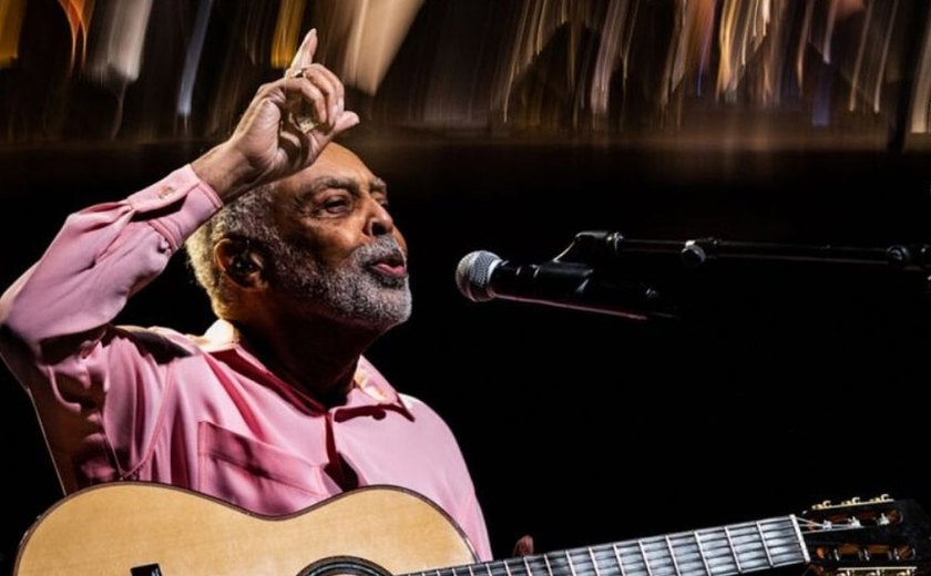 Gilberto Gil é homenageado na Uerj por contribuições culturais ao país