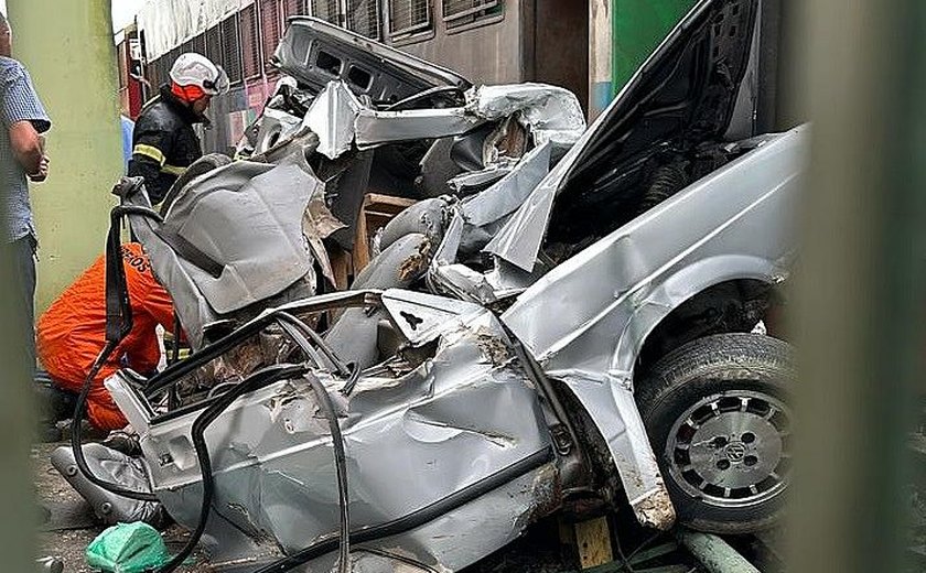 Motorista morre no HGE após ter o carro esmagado em choque com o trem em Satuba