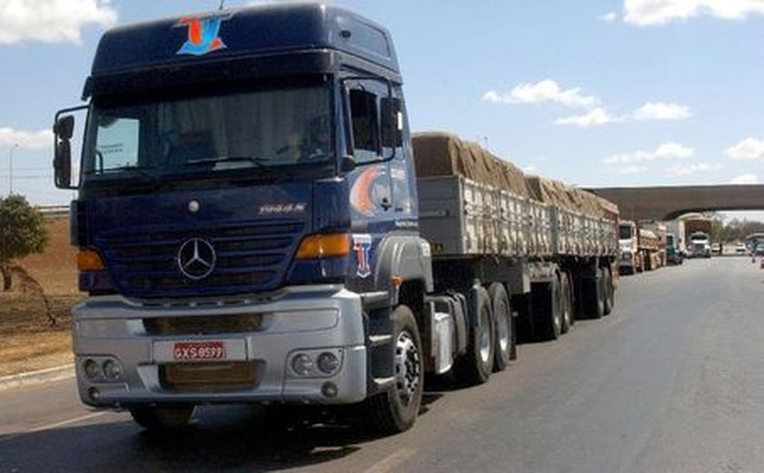 Vendas de caminhões recuam 8,12% na passagem de abril para maio, diz Fenabrave