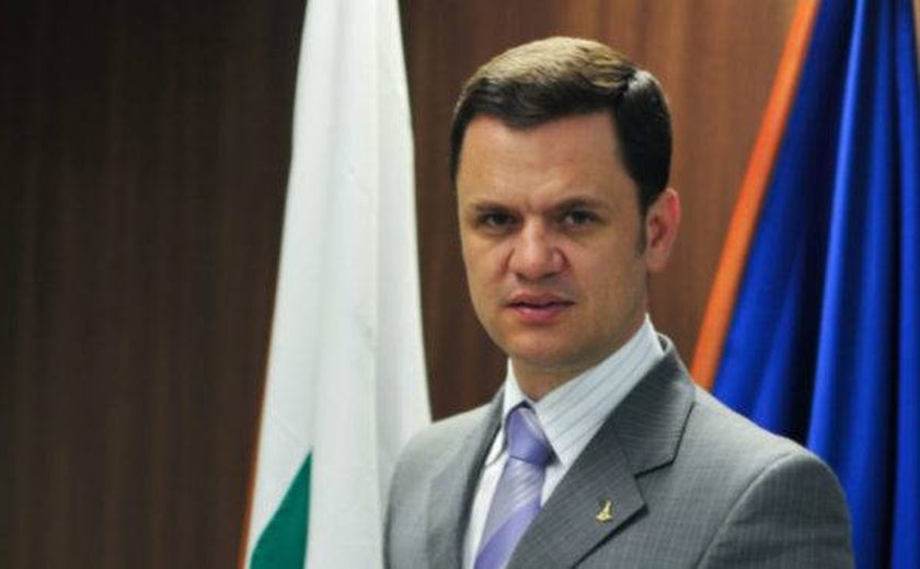 Ministro Anderson Torres concede medalha indigenista a Bolsonaro e a si mesmo