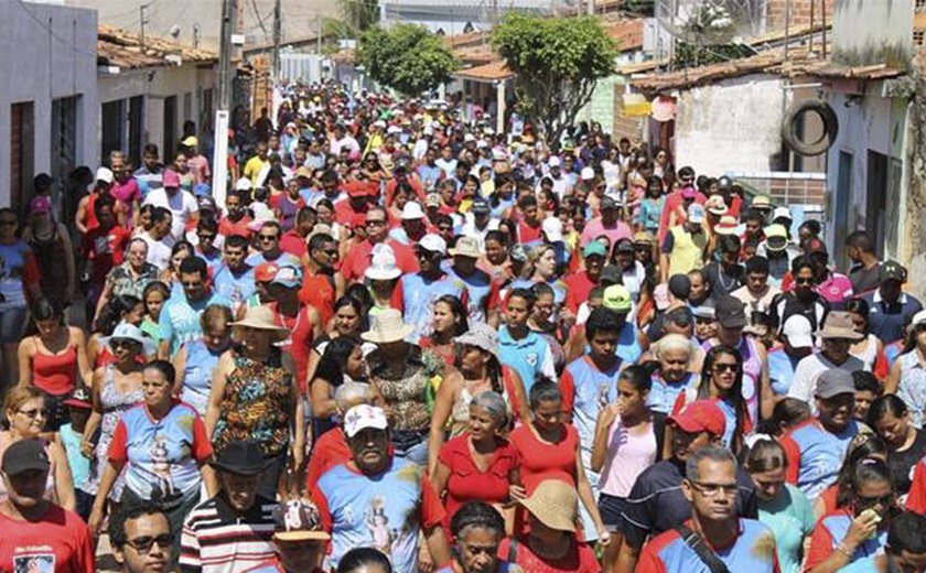 Imagem de São Sebastião é acompanhada por milhares de fiéis durante caminhada em Jequiá da Praia