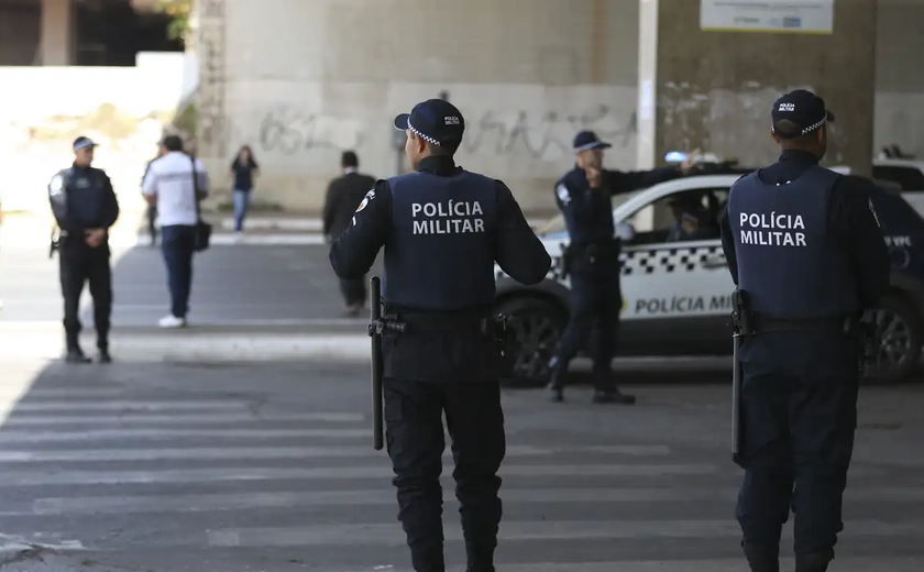 ‼ A Polícia Militar do Distrito Federal conseguiu conter o homem que ameaçava explodir a entrada do Ministério do Desenvolvimento e Assistência Social, Família e Combate à Fome com uma bomba, relatou a CNN no início da noite de hoje (22).