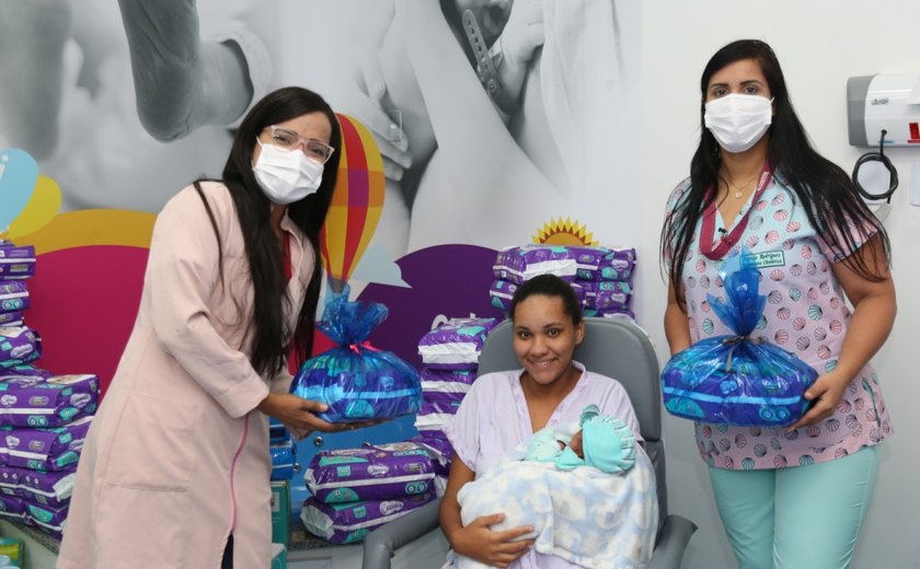 Campanha entrega kits de fralda em comemoração ao nascimento de 200 crianças após reabertura da maternidade