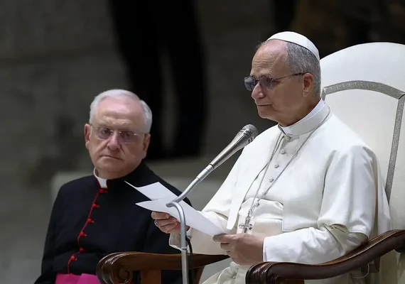 Papa Leão XIV se encontra com vítimas de abuso sexual pela primeira vez em meio a críticas à lentidão da Igreja