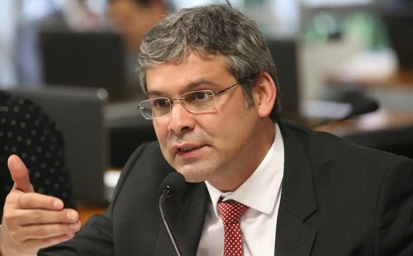 Líder do PT pede ao STF prisão de Eduardo Bolsonaro por tentar pressionar autoridades