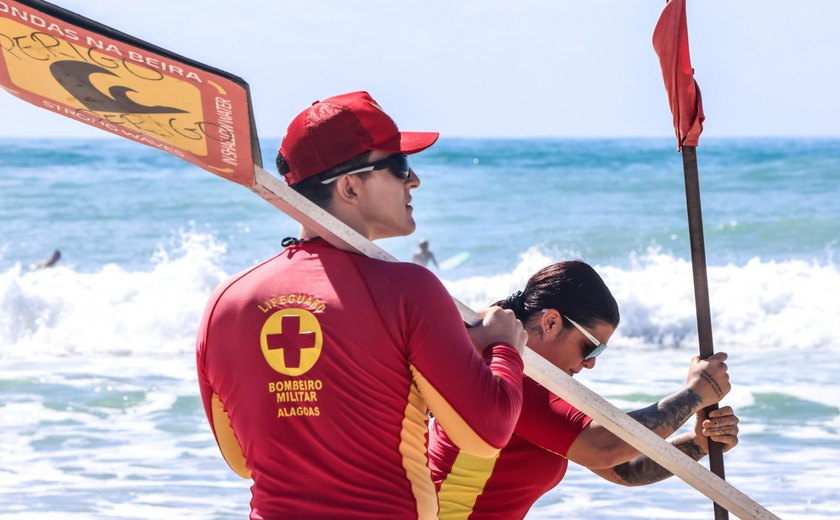 Guarda-vidas resgatam vítima de afogamento na Praia do Francês