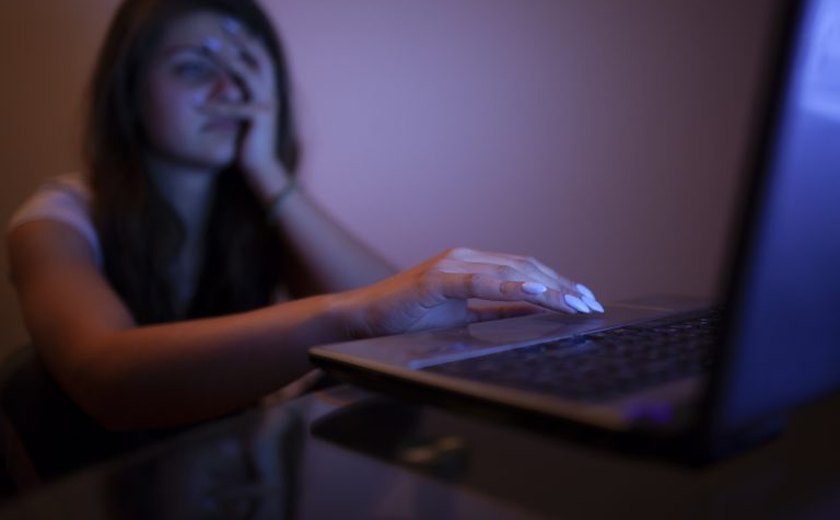 Balanço do semestre: projeto aprovado criminaliza produção de 'deepnude' com inteligência artificial