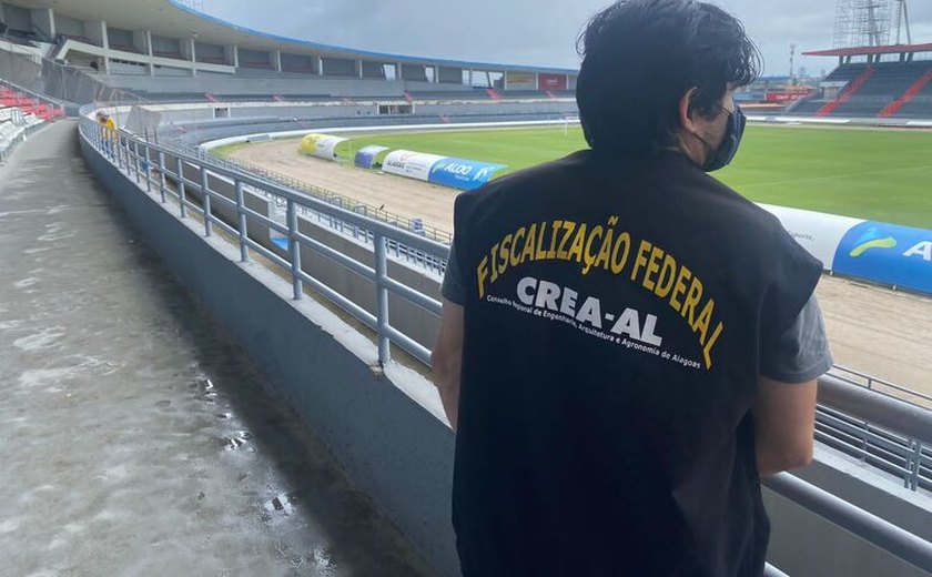 Fiscalização do Crea-AL visita estádio Rei Pelé e cobra informações sobre responsáveis técnicos por manutenção e reforma