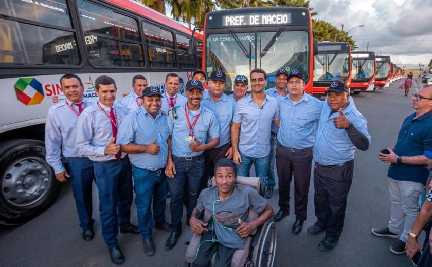Prefeito JHC entrega mais 32 ônibus 'geladões' e qualifica transporte coletivo em Maceió
