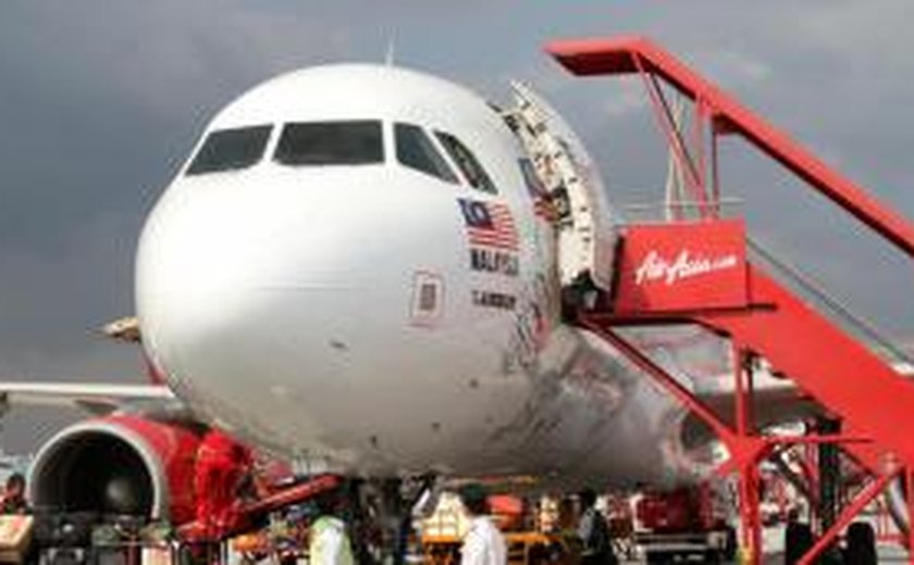 AirAsia: governo indonésio não confirma se objeto avistado é do avião