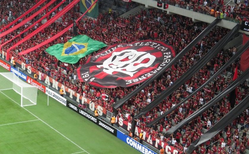 Após calote, torcida do Athletico-PR arrecada dinheiro e festeja ida a Montevidéu