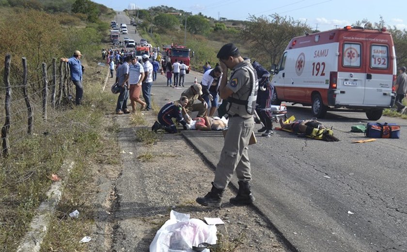 Sertão: Acidente deixa treze feridos e uma criança morta na AL 130